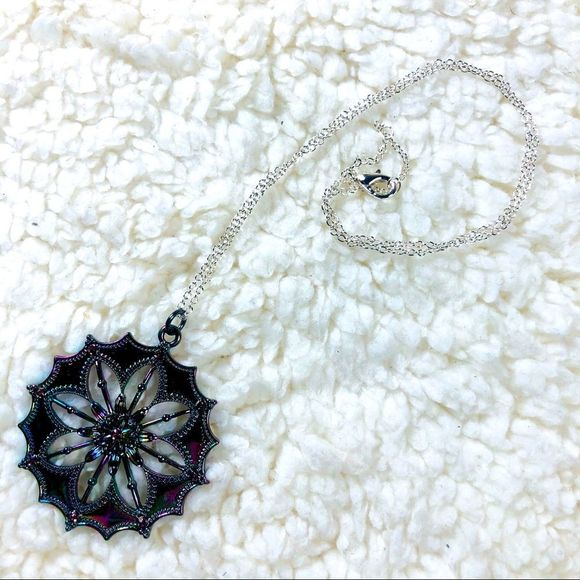Flower design rainbow holographic/iridescent necklace on silver chain NEW - Picture 2 of 4